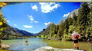 Der Hintersee im Berchtesgadener Land in Bayern am Eingang zum Alpennationalpark Berchtesgaden